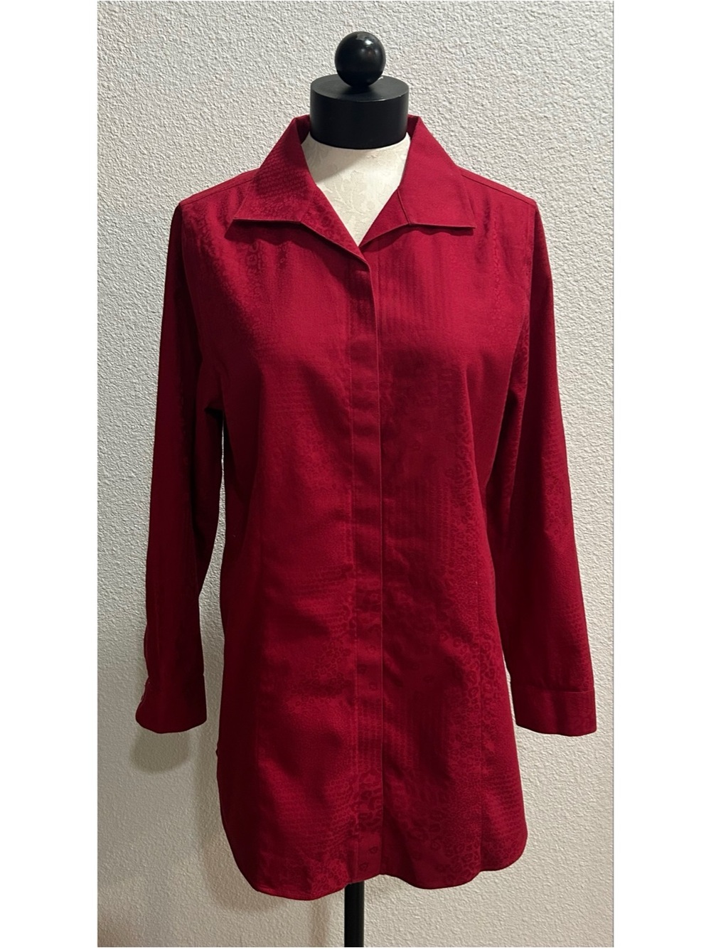Chico’s Women’s Red Embossed Jacquard Long Button Down Shirt Size 1 / Medium